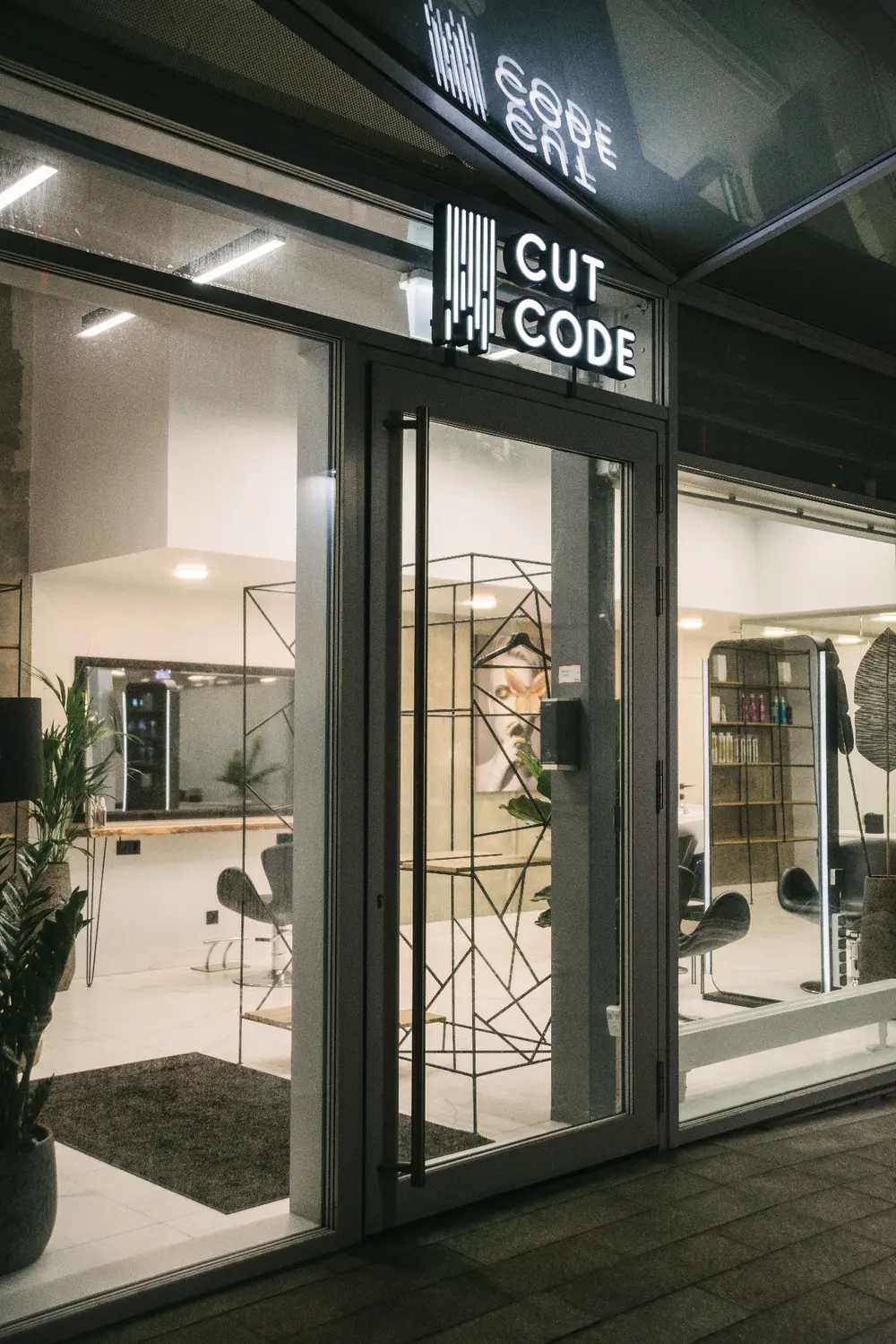 CUTCODE salono vitrina Vilniuje, Rinktinės g. 5